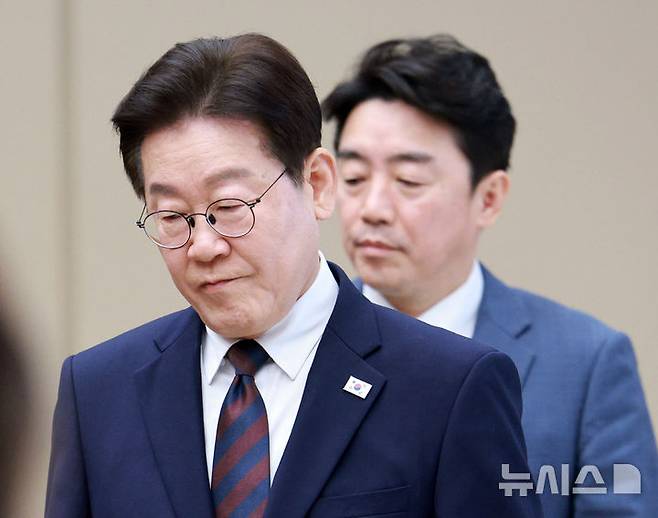 [서울=뉴시스] 고범준 기자 = 이재명 대통령이 9일 청와대에서 열린 중동 상황 관련 비상경제점검회의에 입장하고 있다. 2026.03.09. bjko@newsis.com