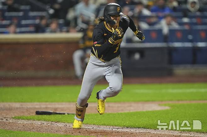 [뉴욕=AP/뉴시스] 피츠버그 파이리츠의 배지환이 14일(현지 시간) 미국 뉴욕의 시티 필드에서 열린 2025 메이저리그 뉴욕 메츠와의 경기 5회 초 기습 번트를 친 후 1루로 달리고 있다. 2025.05.15.