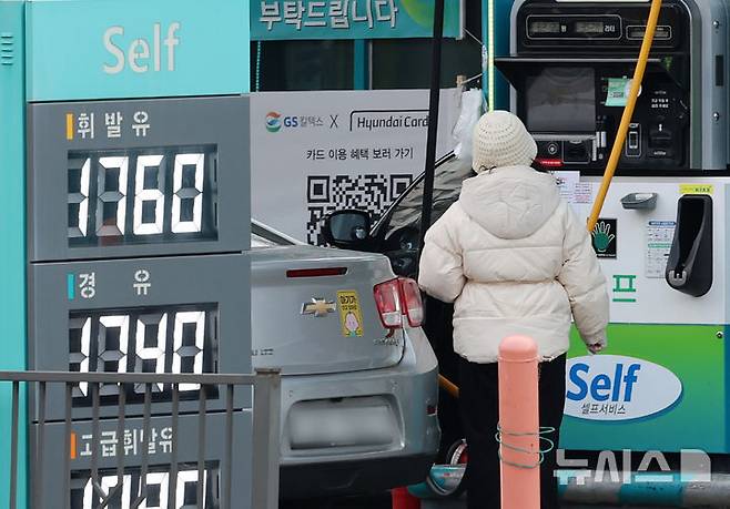 [서울=뉴시스] 조성우 기자 = 미국과 이스라엘의 이란 공습에 따른 중동 정세 불안 여파로 국내 주유소 기름값 상승세가 이어지고 있는 9일 서울 구로구의 한 최저가 주유소에서 한 시민이 주유하고 있다.국내 기름값이 9일 연속 상승세를 이어가며 전국 휘발유 평균 가격이 리터당 1900원을 넘어섰다. 한국석유공사 유가정보시스템 오피넷에 따르면 이날 오후 1시30분 기준 전국 평균 휘발유 가격은 리터당 1900.7원으로 전날보다 5.3원 올랐다. 2026.03.09. xconfind@newsis.com