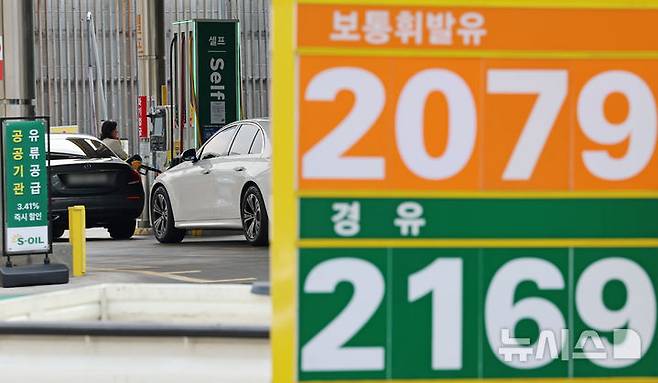 [서울=뉴시스] 조성우 기자 = 미국과 이스라엘의 이란 공습에 따른 중동 정세 불안 여파로 국내 주유소 기름값 상승세가 이어지고 있는 9일 서울 시내 한 주유소에 유가 정보가 표시되어 있다.국내 기름값이 9일 연속 상승세를 이어가며 전국 휘발유 평균 가격이 리터당 1900원을 넘어섰다. 한국석유공사 유가정보시스템 오피넷에 따르면 이날 오후 1시30분 기준 전국 평균 휘발유 가격은 리터당 1900.7원으로 전날보다 5.3원 올랐다. 2026.03.09. xconfind@newsis.com