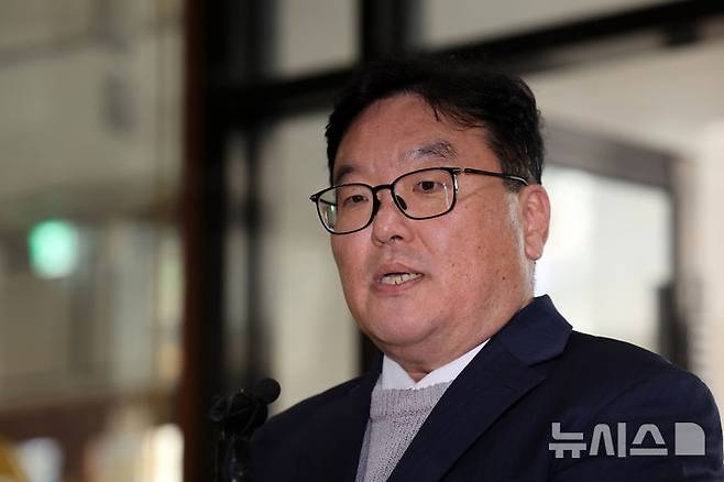 [서울=뉴시스] 배훈식 기자 = 쿠팡 사건을 무혐의 처분하도록 외압을 행사한 의혹을 받는 엄희준 광주고검 검사가 지난달 27일 서울 서초구 쿠팡 수사 무마·퇴직금 미지급 의혹을 수사하는 안권섭 특별검사팀 사무실 빌딩에서 기소 처분에 대한 입장을 밝히고 있다. 2026.03.09. dahora83@newsis.com