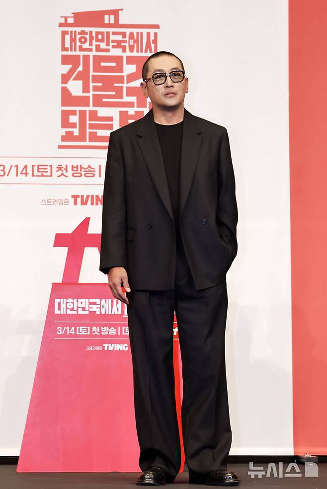 [서울=뉴시스] 김혜진 기자 = 배우 하정우가 9일 오후 서울 구로구 더링크 호텔에서 열린  tvN 새 토일드라마 '대한민국에서 건물주 되는 법' 제작발표회에서 포즈를 취하고 있다. 2026.03.09. jini@newsis.com