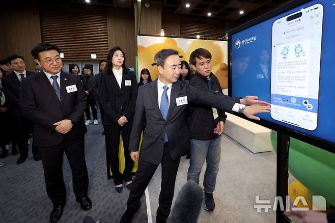 [성남=뉴시스] 김진아 기자 = 임문영 국가인공지능전략위원회 부위원장이 9일 경기 판교테크노벨리 경기창조경제혁신센터에서 열린 'AI 국민비서 시범서비스 개통식'에서 카카오 AI 국민비서 서비스를 시연하고 있다. 왼쪽부터 윤호중 행정안전부 장관, 정신아 카카오 대표, 임 부위원장. 2026.03.09. bluesoda@newsis.com