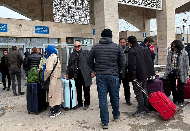 [카피코이=AP/뉴시스] 5일(현지 시간) 튀르키예 동부 반주 카피코이 국경 검문소에서 이란을 떠나 수속을 마친 사람들이 모여 있다. 이들 대부분은 이란 사람으로 알려졌다. 2026.03.06.