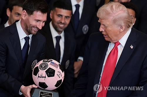 메시로부터 선물받는 트럼프 [로이터 연합뉴스]