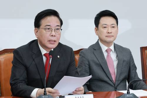 최고위에서 발언하는 국민의힘 송언석 원내대표 최고위에서 발언하는 국민의힘 송언석 원내대표 (서울=연합뉴스) 신현우 기자 = 국민의힘 송언석 원내대표가 9일 국회에서 열린 최고위원회의에 참석해 발언하고 있다. 오른쪽은 장동혁 대표. 2026.3.9 nowwego@yna.co.kr (끝) <저작권자(c) 연합뉴스, 무단 전재-재배포, AI 학습 및 활용 금지>