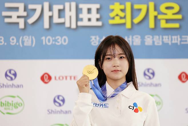 메달 들고 기념촬영하는 최가온. 연합뉴스