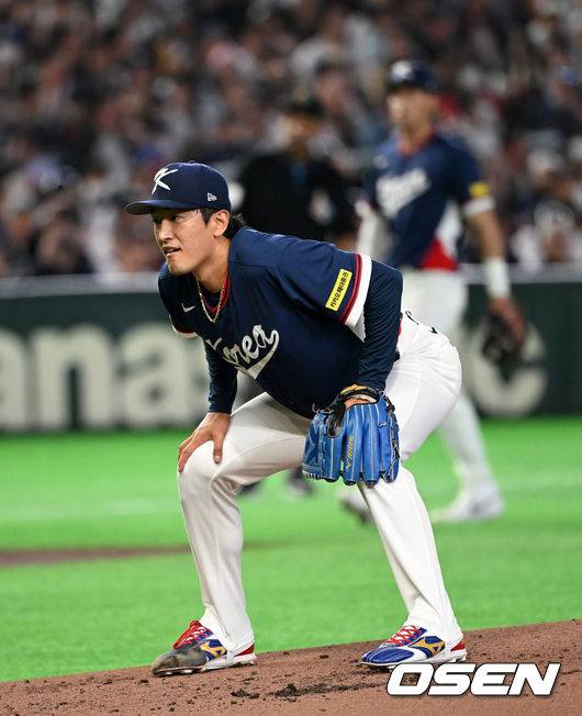 [OSEN=도쿄(일본), 손용호 기자] 7일 일본 도쿄돔에서 2026 월드베이스볼클래식(WBC) 조별리그 C조 대한민국과 일본의 경기가&nbsp;열렸다.한국은 잠수함 고영표, 일본은 좌완 기쿠치 유세이를 선발로 내세웠다. WBC에서 2006년 4강, 2009년 준우승을 차지한 한국은 이후 3개 대회(2013년, 2017년, 2023년)에서 연달아 1라운드를 통과하지 못하고 있다. 이번 대회에서는 8강 토너먼트 복귀를 목표로 대회에 임하고 있다. 지난 5일 체코와의 첫 경기에서는 11-4로 대승을 거두며 좋은 출발을 했다.&nbsp;1회말 1사 2루에서 한국 고영표가 일본 스즈키 세이야에게 우중간 투런포를 허용하며 아쉬워하고 있다. 2026.03.07&nbsp;/spjj@osen.co.kr