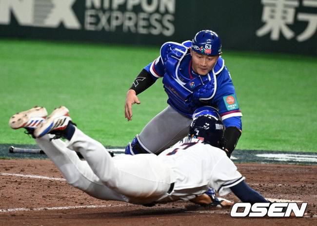 [OSEN=도쿄(일본), 손용호 기자] 8일 일본 도쿄돔에서 2026 월드베이스볼클래식(WBC) 1라운드 C조 조별리그 대한민국과 대만의 경기가&nbsp;열렸다.한국은 전날(7일) 일본과의 경기에서 6-8로 석패했다. 앞서 체코전을 11-4로 잡았던 한국은 1승1패를 마크하게 됐고, 남은 대만전과 호주전에 사활을 걸어야 한다.연장 10회말 1사 3루에서 한국 김주원이 김혜성의 1루 땅볼에 홈에서 대만 린자정에 태그아웃 당하고 있다. 2026.03.08&nbsp;/spjj@osen.co.kr