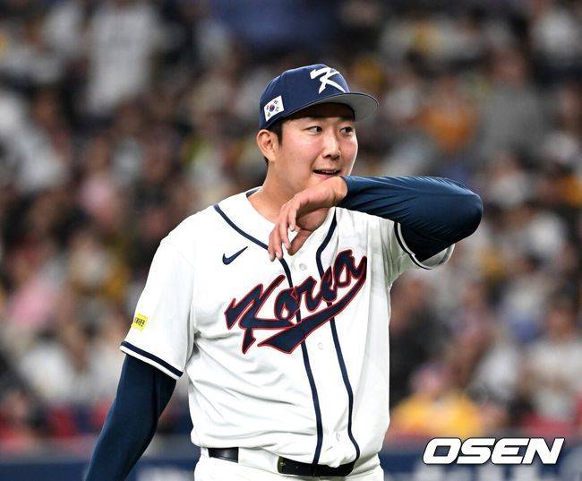 [OSEN=오사카(일본), 손용호 기자] 2일 일본 오사카 교세라돔에서 월드베이스볼클래식(WBC) 공식 연습 경기 한국 야구 대표팀과 한신 타이거스의 경기가 열렸다.우리 대표팀은 3일 같은 장소에서 오릭스 버팔로스와 연습 경기 2차전을 치른 뒤 5일 일본 도쿄돔에서 체코와 WBC 조별리그 1차전에서 격돌한다.4회말 수비를 마친 한국 손주영이 더그아웃으로 가고 있다. 2026.03.02 /spjj@osen.co.kr
