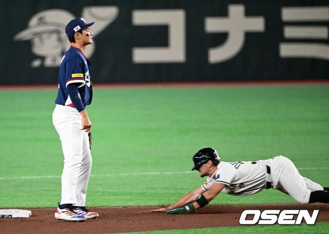 [OSEN=도쿄(일본), 손용호 기자] 9일 일본 도쿄돔에서 월드베이스볼클래식(WBC) 조별리그 C조 한국과 호주의 경기가&nbsp;열렸다.C조는 일본이 3승으로 조 1위를 확정, 8강에 진출했다. 호주가 2승 1패, 대만이 2승 2패, 한국이 1승 2패, 체코는 3패다.한국 WBC 대표팀이 8강에 진출하려면 호주에 2점 이하로 실점하면서 5점 차 이상으로 승리해야만 한다.8회말 무사 1루에서 한국 김주원이 호주 케널리 희생번트 때 주루 중 넘어진 더링턴이 2루에 안착하자 아쉬워하고 있다. 2026.03.09&nbsp;/spjj@osen.co.kr