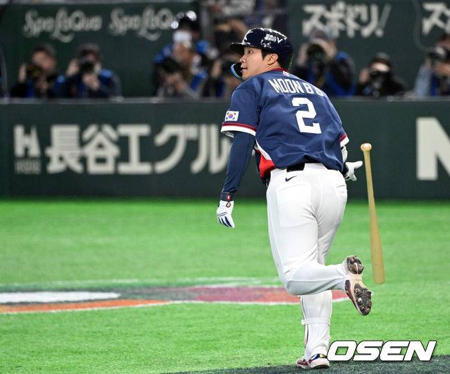 [OSEN=도쿄(일본), 손용호 기자] 9일 일본 도쿄돔에서 월드베이스볼클래식(WBC) 조별리그 C조 한국과 호주의 경기가&nbsp;열렸다.C조는 일본이 3승으로 조 1위를 확정, 8강에 진출했다. 호주가 2승 1패, 대만이 2승 2패, 한국이 1승 2패, 체코는 3패다.한국 WBC 대표팀이 8강에 진출하려면 호주에 2점 이하로 실점하면서 5점 차 이상으로 승리해야만 한다.5회초 2사 2루에서 한국 문보경이 좌월 적시타를 치고 있다. 2026.03.09&nbsp;/spjj@osen.co.kr