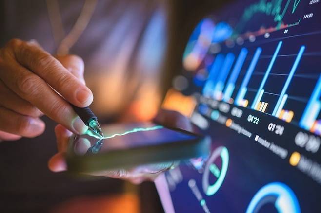 증시 대기자금 132조원 돌파라는 기록 뒤에는 개인 투자자들의 공격적인 저가 매수 움직임이 자리 잡고 있다. 유가와 환율 변동성이 커지는 가운데 개인 투자자들의 선택이 시험대에 오르고 있다. 게티이미지