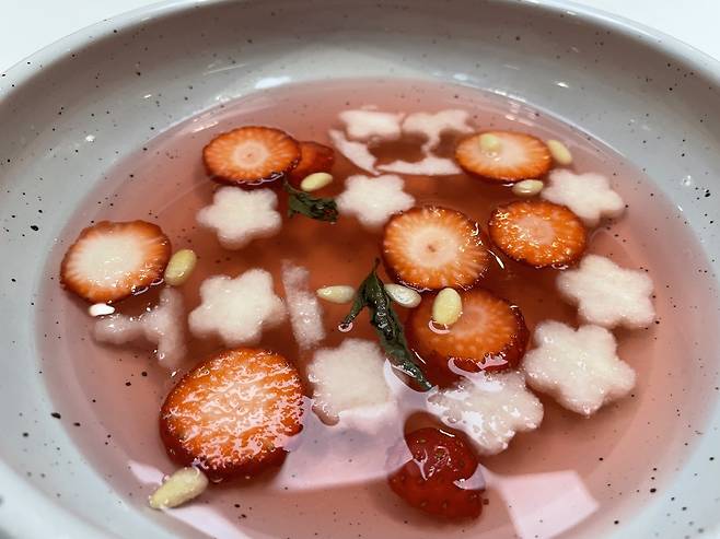 딸기오미자 화채.&nbsp;