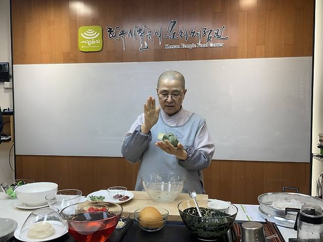 쑥개떡을 만들고 있는 유화스님