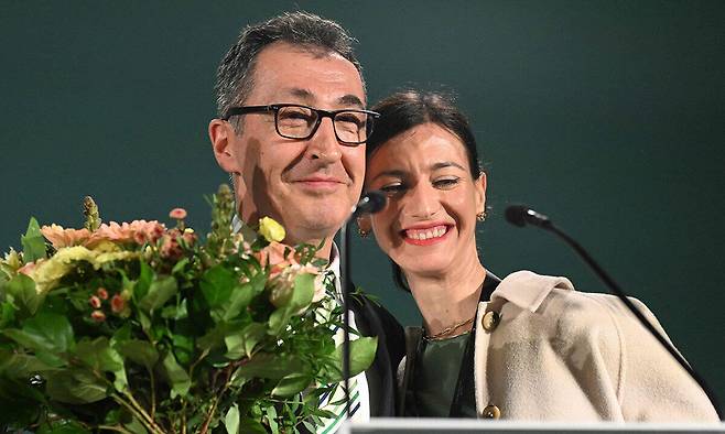 8일(현지시간) 독일 바덴뷔르템베르크주(州)&nbsp;지방선거 후 녹색당이 1위를 차지할 것이란 출구조사 결과가 나오자 녹색당 주총리 후보인 젬 외즈데미르(왼쪽)가 부인 플라비아 자카가 건넨 꽃다발을 든 채 기뻐하고 있다. AFP연합뉴스