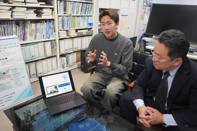 지난달 26일 시마네현 마쓰에고센에서 오쿠하라 치히로(왼쪽) 학생과 오야마 마코토 환경건설공학과 교수가 3차원 도시 데이터 플랫폼을 활용한 AI 대피 안내 시스템을 설명하고 있다. 이 프로젝트는 “가장 가까운 대피소를 알려 줄 수 없을까”라는 수업 아이디어에서 출발해 재난 상황에서도 작동하는 시스템으로 발전했다.