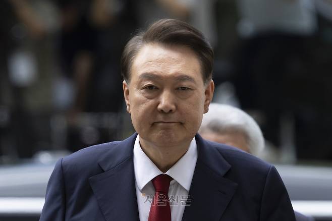 굳은 표정의 윤석열 전 대통령 - 윤석열 전 대통령이 2025년 7월 9일 오후 구속 전 피의자 심문(영장실질심사)을 받기 위해 서울 서초구 서울중앙지방법원으로 들어서고 있다. 이지훈 기자
