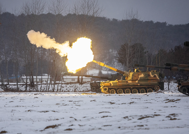 불꽃 내뿜는 K9A1 - 16일 강원도 철원군에서 실시된 육군 수도기계화보병사단(수기사) 혹한기 전술훈련에서 K9A1 자주포가 포탄을 발사하고 있다. 2025.1.16 연합뉴스
