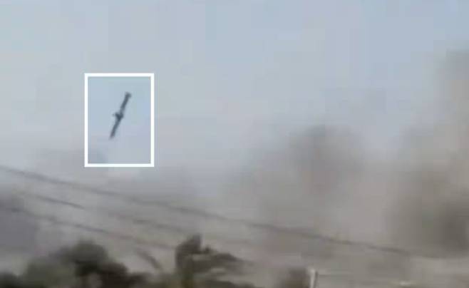 SNS에 확산된 영상에서 미국의 토마호크 순항미사일로 추정되는 물체(흰색 박스)가 이란 남부 미나브의 학교 인근 건물을 향해 날아가고 있다. 미사일 충돌 이후 거대한 연기 기둥이 치솟는 모습이 포착됐다. 영상 캡처