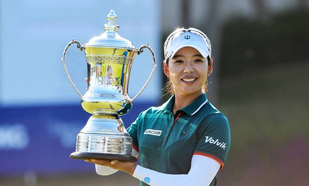 이미향이 8일(현지 시간) 중국 하이난의 지안 레이크 블루베이 골프클럽에서 끝난 LPGA 투어 블루베이 LPGA 최종 라운드에서 우승을 확정한 후 트로피를 들고 기념 촬영을 하고 있다. 신화연합뉴스