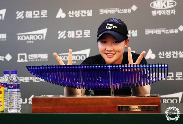 김민솔이 지난해 10월 동부건설·한국토지신탁 챔피언십에서 시즌 2승을 달성한 뒤 트로피를 앞에 두고 포즈를 취하고 있다. 사진 제공=KLPGA