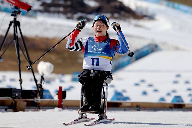 김윤지가 8일(한국시간) 이탈리아 테세로 크로스컨트리스타디움서 열린 2026밀라노·코르티나담페초동계패럴림픽 바이애슬론 여자 개인 좌식 12.5㎞서 우승한 뒤 기쁨을 만끽하고 있다. 사진제공｜대한장애인체육회