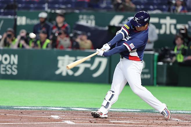 한국 야구대표팀 문보경이 9일 일본 도쿄돔에서 열린 제6회 WBC서 5번 지명타자로 선발출전해 선제 2점 홈런을 치고 있다. 도쿄｜뉴시스