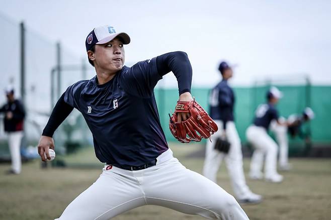 롯데 박정민이 일본 미야자키 캠프에서 몸을 풀고 있다.  롯데 자이언츠 제공