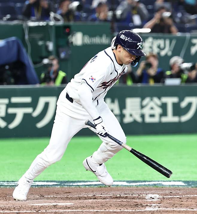 셰이 위트컴이 8일 2026 WBC 대만전에서 5회말 1사 1·3루에서 유격수 병살타를 치고 있다. 연합뉴스