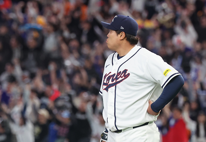 WBC 대표팀 류현진이 8일 대만전 선발 등판해 홈런을 허용하고 아쉬워하고 있다. 연합뉴스