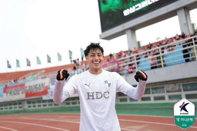 부산 가브리엘이 8일 안산전 승리후 원정 응원온 팬 앞에서 환호하고 있다. 프로축구연맹 제공