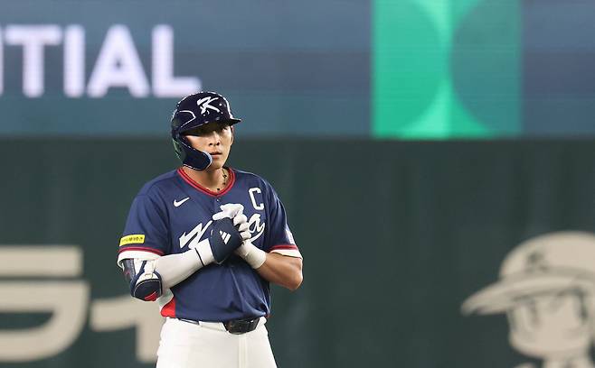 9일 일본 도쿄돔에서 열린 2026 월드베이스볼클래식(WBC) C조 조별리그 최종전 대한민국과 호주의 경기. 3회초 무사 2루 한국 이정후가 1타점 2루타를 친 뒤 기도하고 있다. 연합뉴스