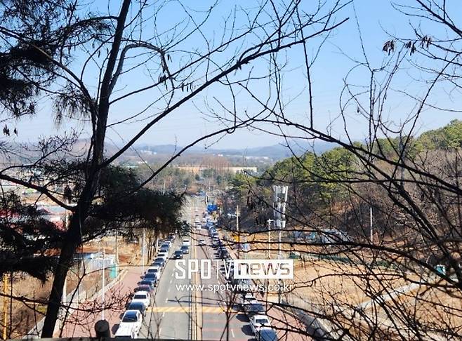 ▲ 경기 시작 2시간 전 이미 수원 삼성 팬들이 세워 놓은 차량으로 가득한 파주 스타디움에서 P.X마을로 이어지는 도로.