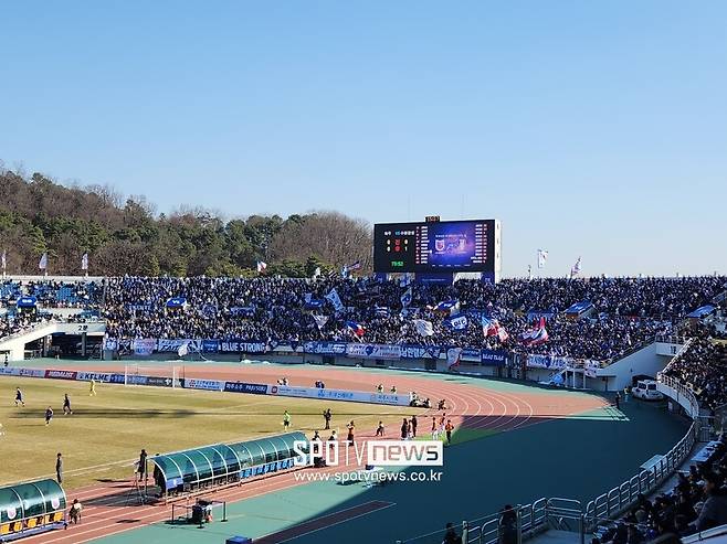 ▲ 수원 삼성 팬들은 파주 프런티어FC 팬들을 향해 '응원이란 이런 것'을 제대로 보여줬다.