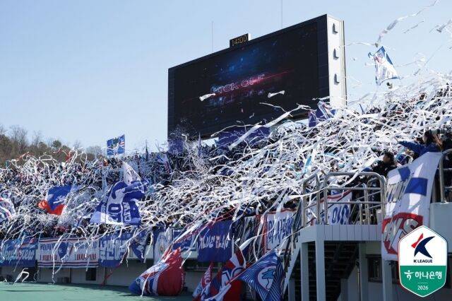 ▲ 휴지 폭탄으로 파주 프런티어FC에 집들이 선물을 해줬던 수원 삼성 팬 그랑블루. ⓒ한국프로축구연맹