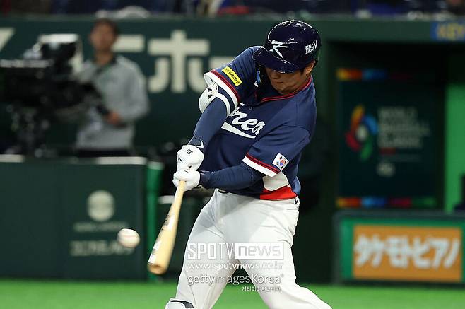 ▲ 한국 5번타자 문보경이 호주전에서 2점홈런을 터뜨리고 있다.