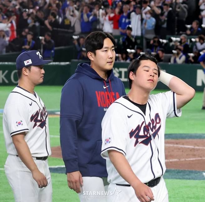 한국 야구 대표팀 선수들이 8일 도쿄돔에서 열린 2026 WBC 도쿄POOL 대한민국과 대만 경기 승부치기에서 패한 후 아쉬운 표정으로 그라운드를 나서고 있다. /사진=강영조 선임기자
