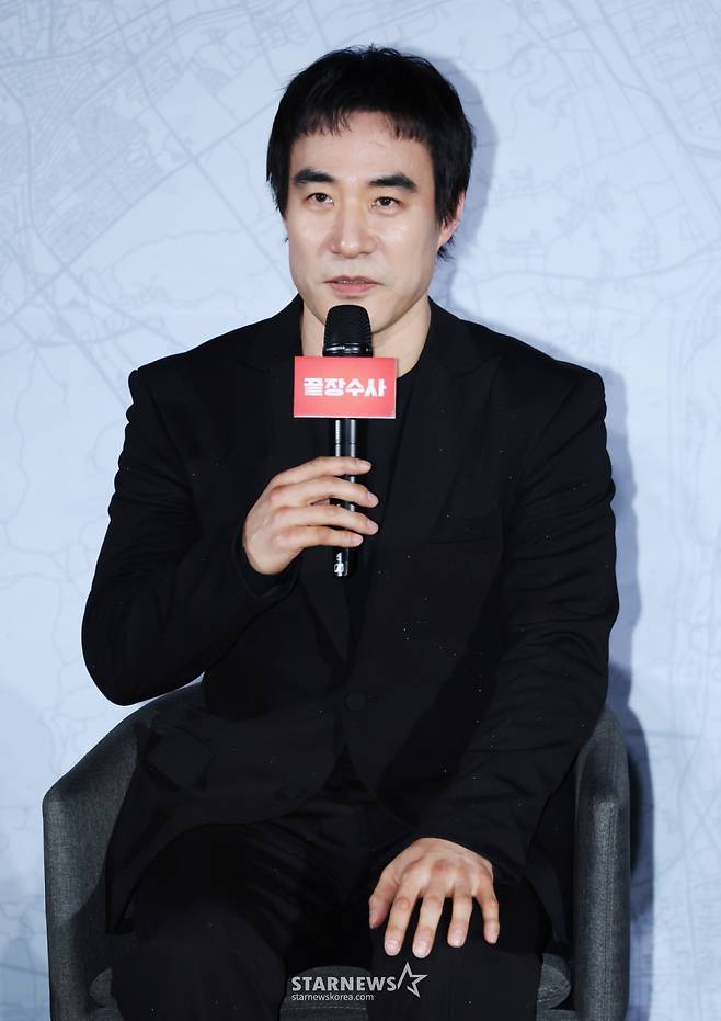 배우 배성우가 9일 오전 서울 CGV용산아이파크몰에서 진행된 영화 '끝장수사'(감독 박철환) 제작발표회에 참석해 질문에 답하고 있다.  두 명의 용의자가 얽힌 살인사건의 진범을 잡기 위해, 촌구석으로 좌천된 형사 재혁이 신입형사 중호와 서울로 끝장수사를 떠나면서 벌어지는 이야기 '끝장수사'는 내달 2일 개봉한다. /2026.03.09 /사진=이동훈 photoguy@