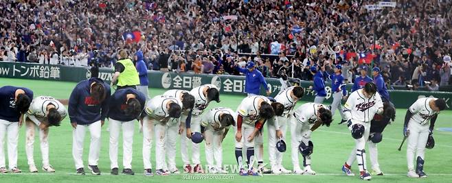 한국 야구 대표팀 선수들이 8일 도쿄돔에서 열린 2026 WBC 도쿄POOL 대한민국과 대만전에서 승부치기에서 패한 후 관중들에게 고개를 숙여 인사하고 있다. /사진=강영조 선임기자