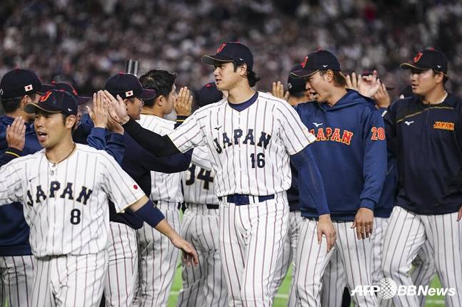 일본 선수단이 8일 호주전 승리를 거두고 하이파이브를 하고 있다. 가운데는 오타니. /AFPBBNews=뉴스1
