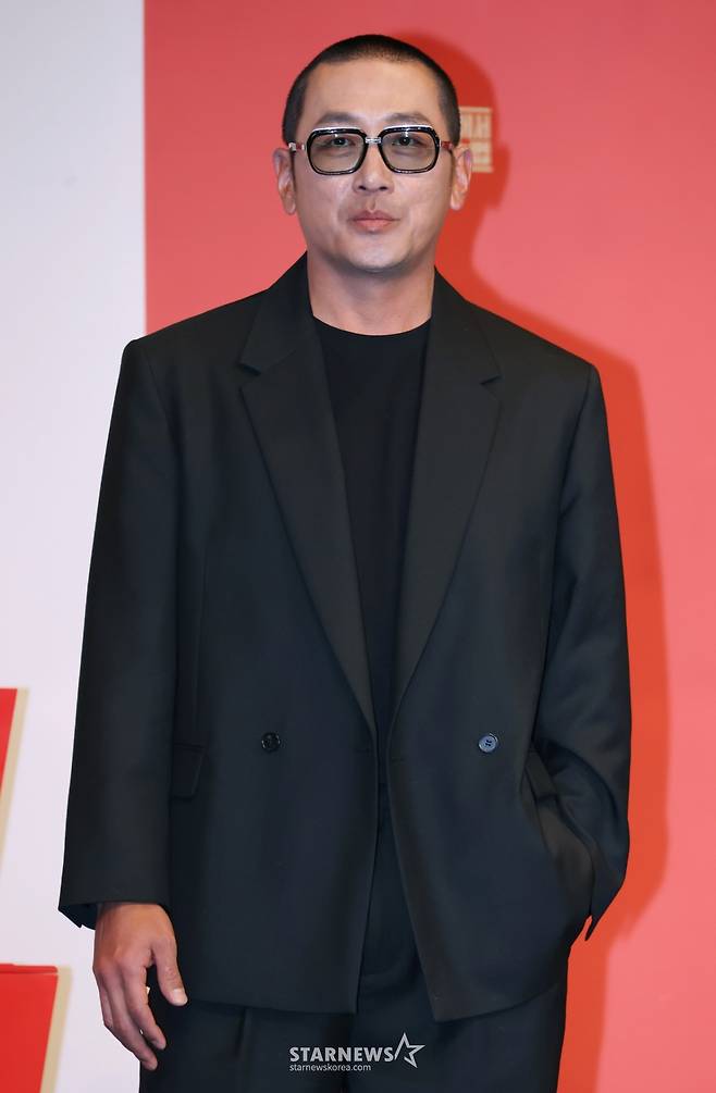 배우 하정우가 9일 오후 서울 구로구 더링크호텔에서 진행된 tvN 토일드라마 '대한민국에서 건물주 되는 법' 제작발표회에 참석해 포즈를 취하고 있다. 빚에 허덕이는 생계형 건물주가 목숨보다 소중한 가족과 건물을 지키기 위해 가짜 납치극에 가담하며 벌어지는 서스펜스 '대한민국에서 건물주 되는 법'은 오는 14일 첫 방송된다. /2026.03.09 /사진=이동훈 photoguy@
