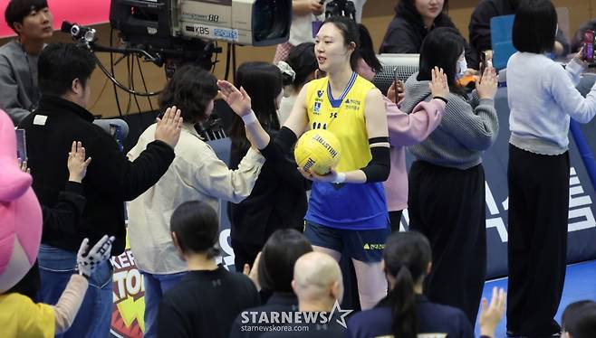 [B하인드★] 블로퀸 양효진 눈물의 은퇴식, 절친 김연경 품에 안겨 엉엉