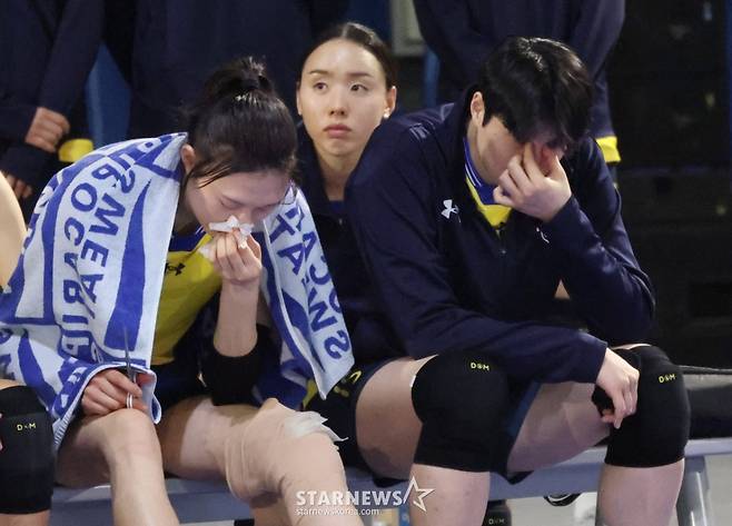 [B하인드★] 블로퀸 양효진 눈물의 은퇴식, 절친 김연경 품에 안겨 엉엉