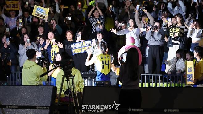 [B하인드★] 블로퀸 양효진 눈물의 은퇴식, 절친 김연경 품에 안겨 엉엉