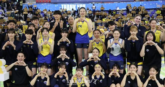 [B하인드★] 블로퀸 양효진 눈물의 은퇴식, 절친 김연경 품에 안겨 엉엉