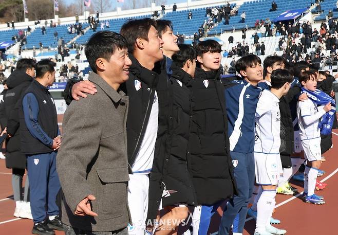 [B하인드★] 2연승 휘파람 이정효 감독, 수원 응원단 4000명 원정에 뭉클 '정효매직 GO GO GO!'