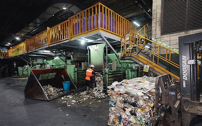 생활폐기물 배출량이 전국 2위인 서울의 종량제 봉투 가격은 전국 평균치를 밑돌았다.[사진｜뉴시스]