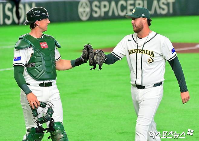 호주 야구 국가대표팀 투수 오러플린(오른쪽)이 지난 5일 대만과의 2026 WBC C조 1차전에서 호투한 뒤 기뻐하는 모습. 사진 엑스포츠뉴스 DB