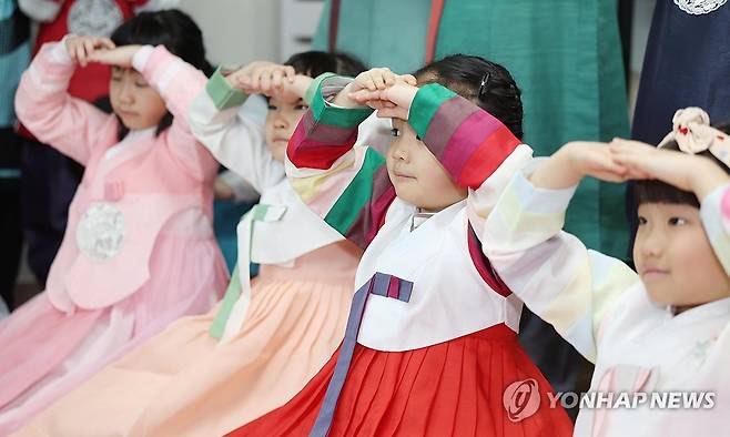 '새해에도 건강하세요' (대구=연합뉴스) 김현태 기자 = 12일 오전 대구 북구 대원유치원에서 설날을 맞아 어린이들이 한복을 차려입고 세배하는 법을 배우고 있다. 2026.2.12 mtkht@yna.co.kr